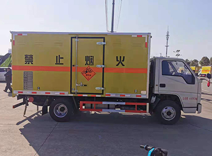 梧州爆破器材运输车工人安全操作规范与智能技术保障